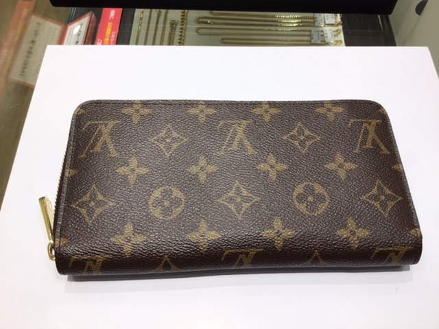 LOUIS VUITTON モノグラム ジッピー をお買い取りしました